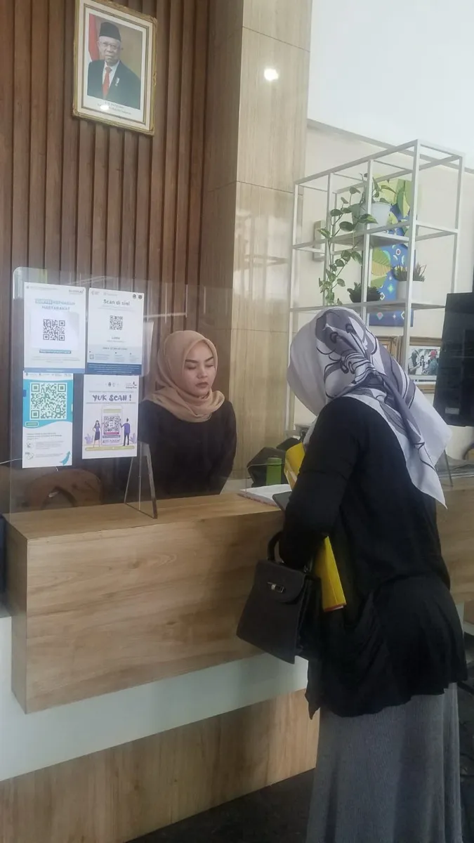 Petugas front office di meja resepsionis Badan Kepegawaian Daerah