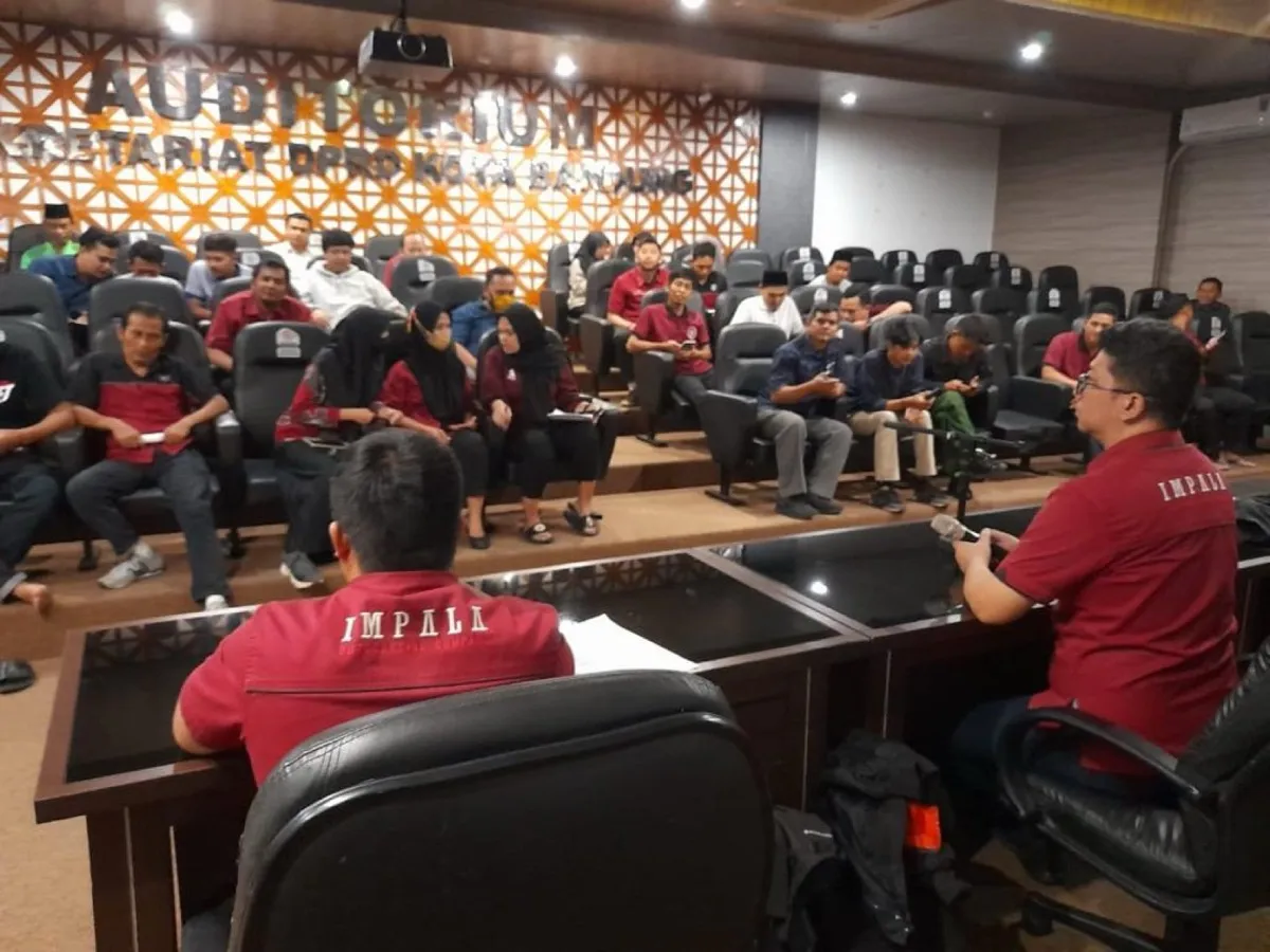 Pengarahan petugas di ruang rapat DPRD Kota Bandung