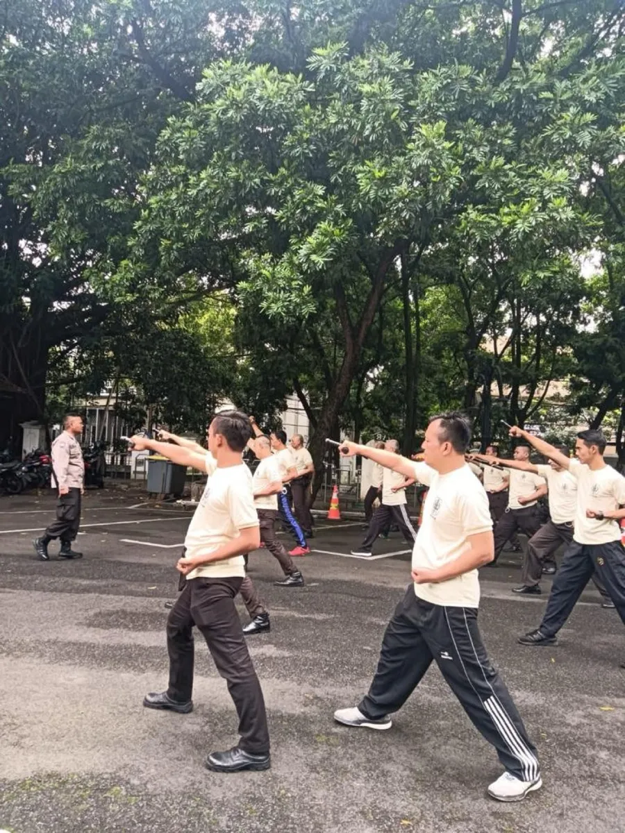 Latihan fisik anggota keamanan