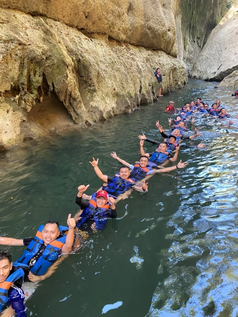Kegiatan team building petugas kebersihan di sungai