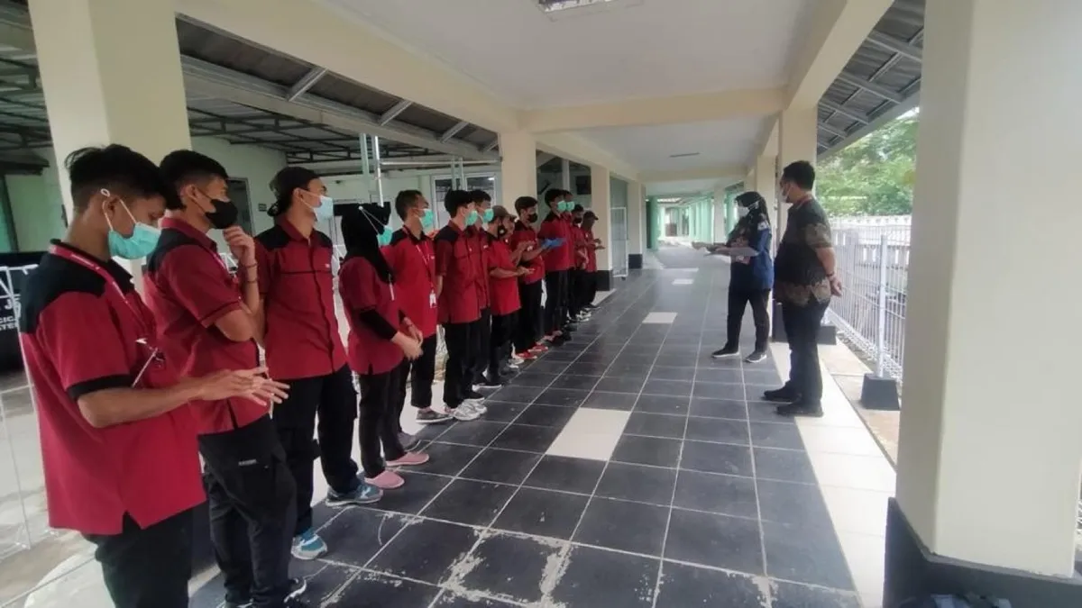 Apel petugas kebersihan di selasar RSUD Bandung Kiwari