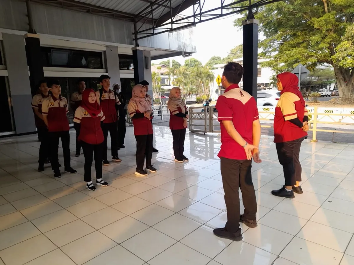 Pengarahan petugas kebersihan di halaman RSUD Bandung Kiwari