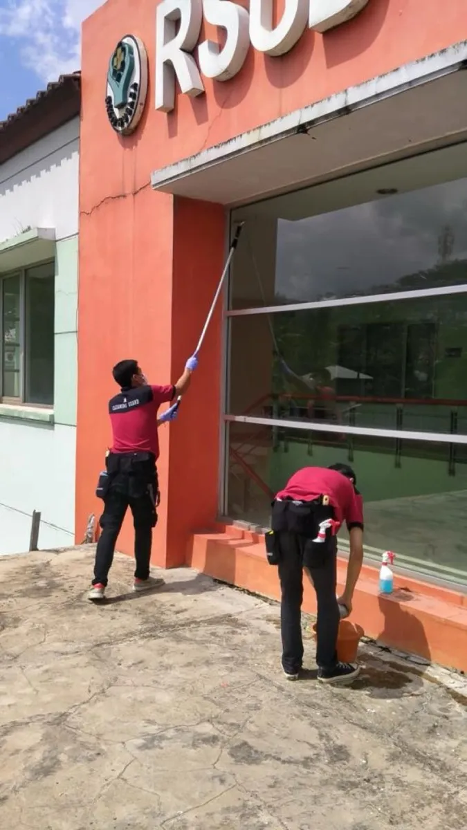Petugas membersihkan fasad gedung RSUD Bandung Kiwari